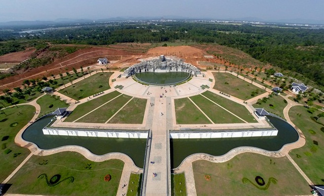 Sau 7 năm xây dựng, tháng 3/2015 tượng đài Mẹ Việt Nam anh hùng được hoàn thành. Toàn bộ công trình nằm trên diện tích 15 ha, thuộc khu vực núi Cấm, xã Tam Phú (Tam Kỳ). Phía trước tượng là quảng trường tiền môn với 30 ngọn đèn đá, tượng trưng cho 30 năm mẹ chờ đợi ngày giải phóng.