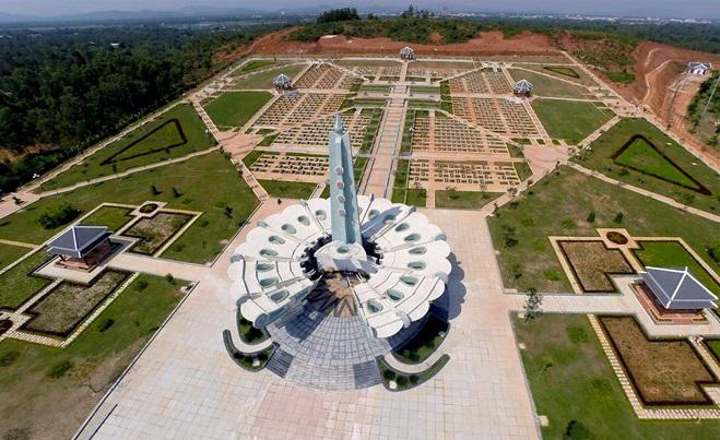 Trong khuôn viên còn có đài tưởng niệm ghi công các anh hùng liệt sĩ của tỉnh Quảng Nam.