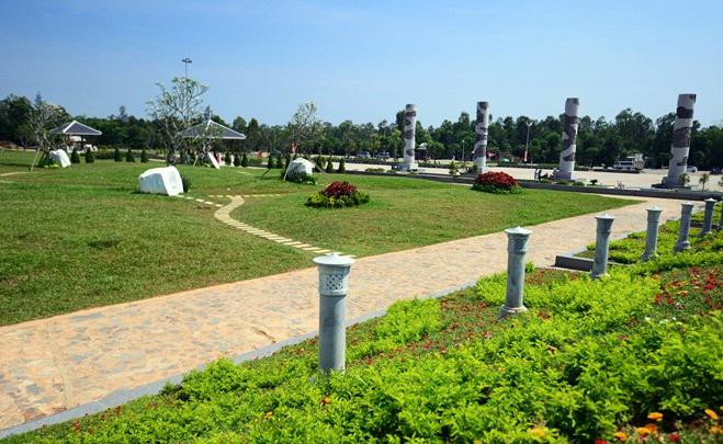 Nơi đây còn thiếu nhiều cây xanh. Để tránh nắng mưa, khách tham quan phải di chuyển một quãng đường xa để đến các dãy nhà dừng chân.