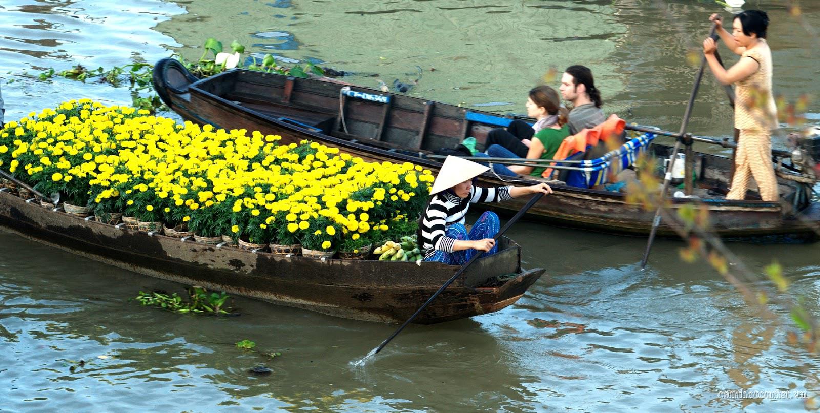 Du khách tham quan chợ nổi Cái Răng Cần Thơ trên thuyền. Ảnh: canthotourist