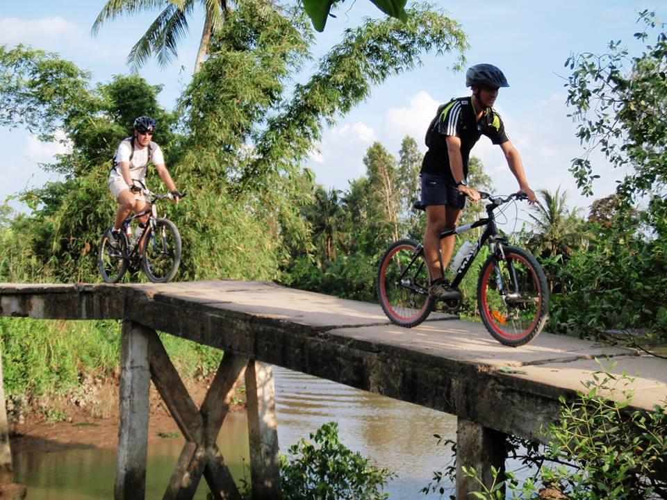 Khám phá miền Tây sông nước với chiếc xe đạp địa hình là một trải nghiệm mới lạ. Ảnh: Victoria Cần Thơ