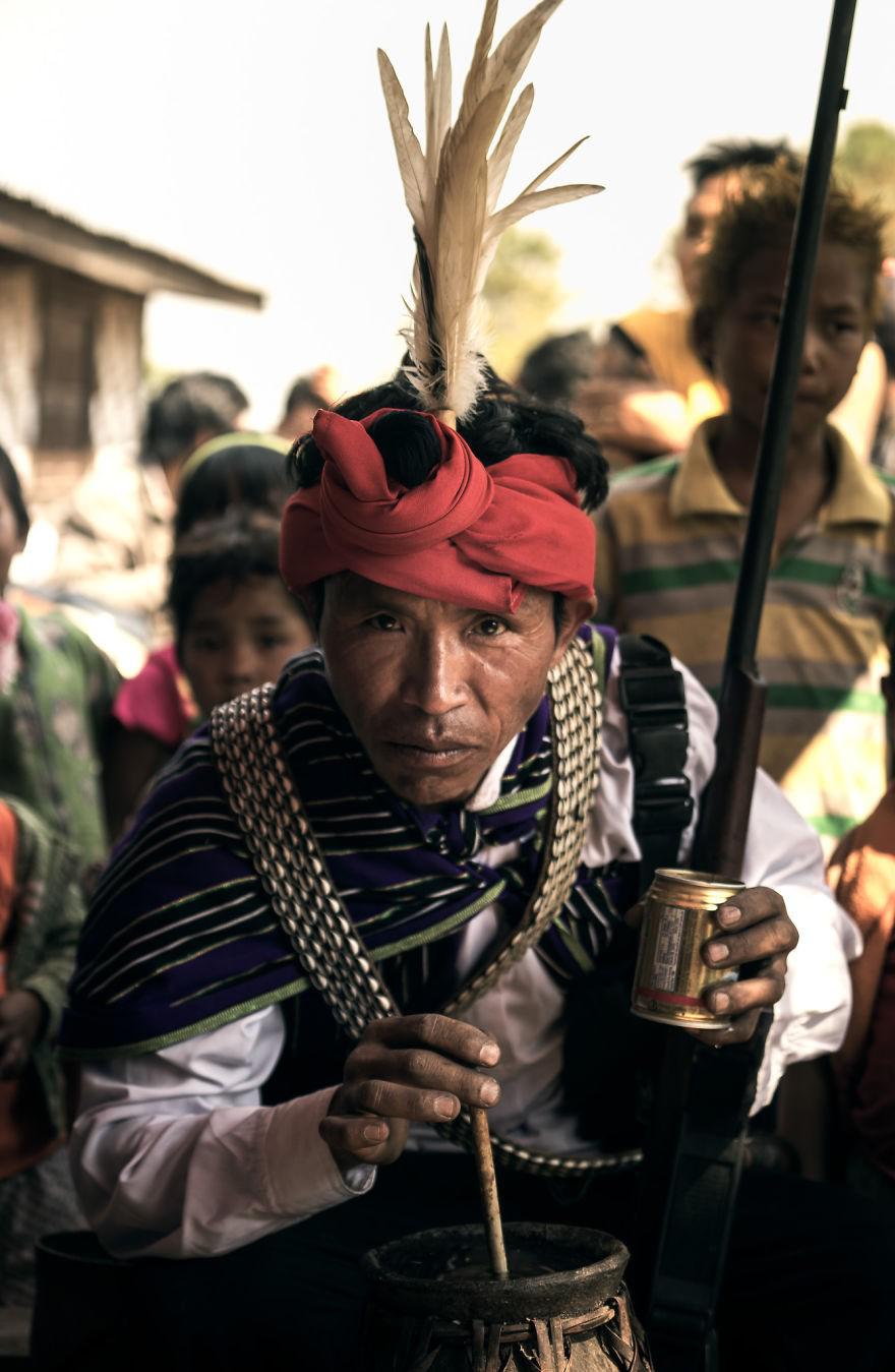 Một thợ săn người Chin ở Myanmar trong trang phục truyền thống.