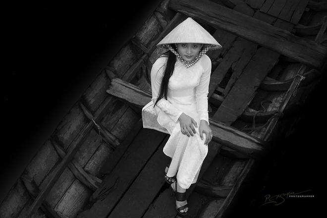 Một nữ sinh trung học đi xuồng đến trường ở Đồng bằng Sông Cửu Long.