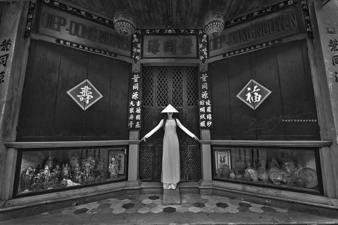 Tác phẩm mang tên: Quintessential (Tinh túy) thể hiện sự tinh tế trong kết hợp nét đẹp giữa áo dài truyền thống với kiến trúc cổ xưa ở Việt Nam.