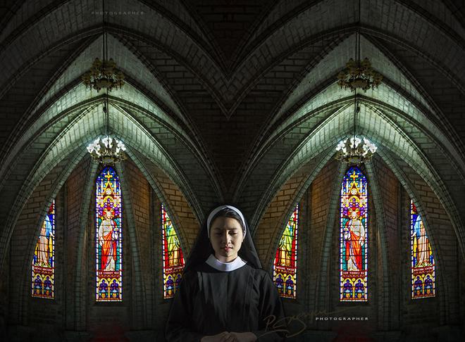 Tác phẩm: The Good Sister (tạm dịch: Người chị tốt bụng) được chụp tại Sài Gòn.