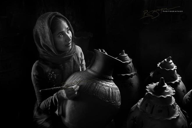 Người phụ nữ Chăm đang làm gốm.