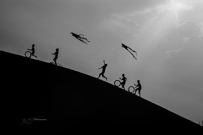 Những đứa trẻ người Chăm chơi đùa trên đồi cát lộng gió.