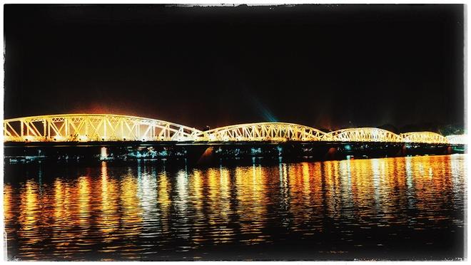 Nhịp sống ở Huế về đêm cũng chậm rãi hệt như con người ở đây. Du khách chỉ cần chừng một giờ lang thang với vận tốc của xích lô thôi là đã thâu tóm đủ những địa danh. Cây cầu Tràng Tiền về đêm cũng là điểm đến hấp dẫn nhiều người. Tỏa sáng cả một vùng trời trên dòng sông Hương thơ mộng, cây cầu là biểu tượng nổi tiếng của thành phố cùng với hình ảnh chiếc nón bài thơ.