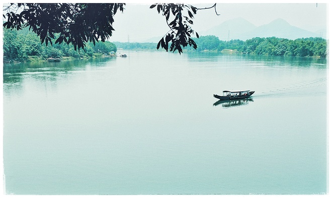 Nhắc đến Huế không thể không kể đến dòng sông Hương hiền hòa. Sông có nhiều tên gọi như: Lô Dung, Linh, Dinh, Kim Trà, Hương. Với độ dài 30 km nếu chỉ kể từ Bằng Lãng đến cửa Thuận An, sắc nước của sông Hương trở nên xanh hơn khi vượt qua chân núi Ngọc Trản - điện Hòn Chén, tạo nên một lòng vực sâu thẳm.