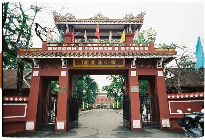 Quốc học Huế cũng là một địa điểm sẽ để lại trong lòng bạn nhiều ấn tượng. Tọa lạc bên dòng sông Hương thơ mộng, Quốc học Huế được xây dựng dưới thời vua Thành Thái (1896) với diện tích 4.237 m2. Đây là trường Pháp -Việt của toàn xứ Đông Dương và là trường trung học đệ nhất đầu tiên ở Huế. Thời kỳ đầu, trường chỉ là những dãy nhà tranh, vách đất vốn là trại lính thuỷ quân Hoàng gia triều Nguyễn được cải tạo lại. Bao bọc xung quanh trường, phía trước mặt là tường xây bằng gạch đỏ sậm.