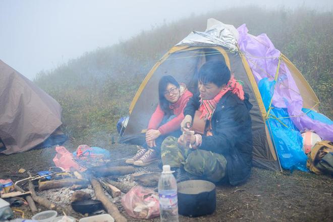 Cắm trại, du ca trên sườn núi, đôi bạn trẻ trở nên đồng điệu với khoảng trời thiên nhiên hoang sơ. Bạn cần đem theo lều trại, áo mưa, quần áo ấm nếu muốn nghỉ qua đêm ngoài trời.