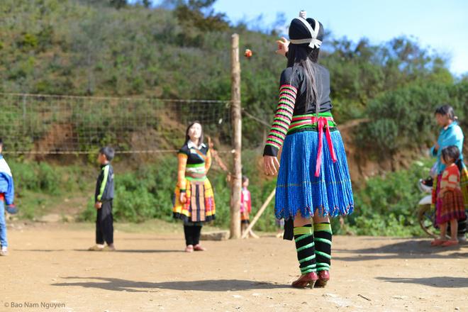 Không chỉ đẹp về thiên nhiên mà Tà Xùa còn được gợi nhớ bởi câu chuyện Tết người Mông trên rẻo cao. Vào dịp này, năm mới sang không qua tờ lịch như người miền xuôi, đơn giản qua tiếng gà gáy, qua mùa lúa là báo hiệu cái Tết sung túc và đủ đầy, mọi người xúng xính những bộ váy áo mới khoe sắc, cùng tham gia các trò chơi truyền thống.
