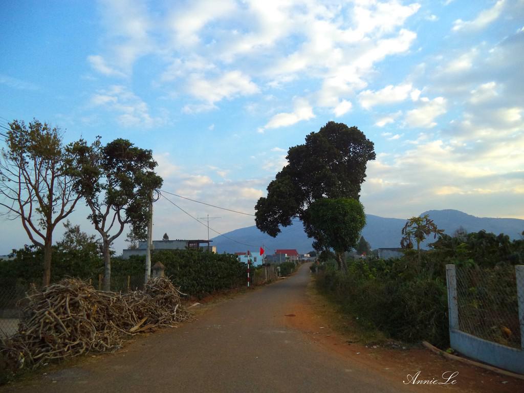 Những con đường dù đi về phía nào cũng hướng về với núi.