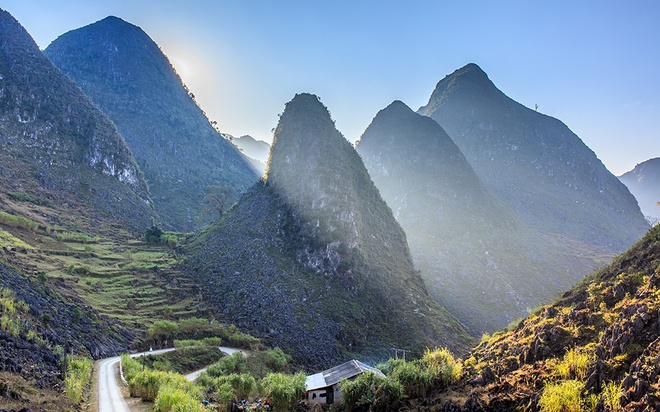 Là tỉnh thành thuộc điểm cuối của vùng Đông Bắc Việt Nam, dân cư chủ yếu ở Hà Giang là các dân tộc thiểu số như người H’Mông, Thái, Lô Lô, La Chí... Sự hoang dại của tạo hóa đã tạo ra sức hút mãnh liệt đối với bất kỳ ai thích khám phá và trải nghiệm. Đặc biệt, nét văn hóa đặc trưng trong đời sống sinh hoạt hàng ngày của con người ở đây sẽ cho bạn những trải nghiệm đáng nhớ.
