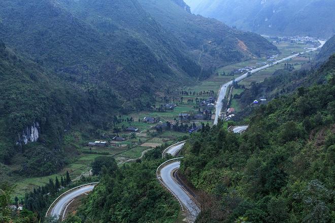 Hà Giang hiện lên với sự hòa quyện bởi màu sắc của thiên nhiên yên bình, những dãy núi đá nhấp nhô cùng nhiều căn nhà mái đã bạc màu thời gian.