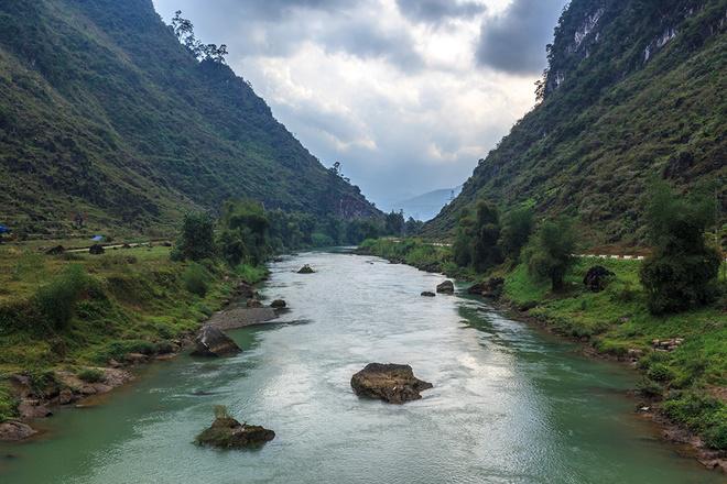 Hà Giang còn thử thách trái tim những người đam mê xê dịch khi chinh phục các cung đèo ngoạn mục. Nhiều con đường khúc khuỷu quanh co, sát bên là vực sâu hiểm trở, những khúc cắt ngang làm cho bất cứ ai cũng thót tim. Trải nghiệm này là một trong những điều không thể nào quên được khi chính bạn cầm lái trên đường đi Hà Giang.