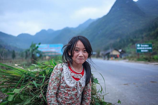Nụ cười của những em bé vùng cao cũng sẽ là "liều thuốc" giúp bạn quên đi những bộn bề, lo toan của đời sống thường nhậ