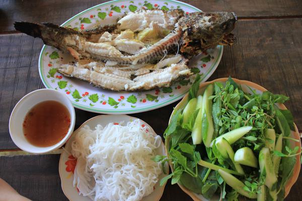 Con cá lóc còn tươi sống, rửa sạch, đem nướng trui, rồi banh cá ra, thịt trắng phau như bông bưởi, khói nóng bốc lên thơm phức, ăn kèm với các loại rau miệt vườn, chấm cùng nước mắm me chua ngọt không gì ngon bằng.