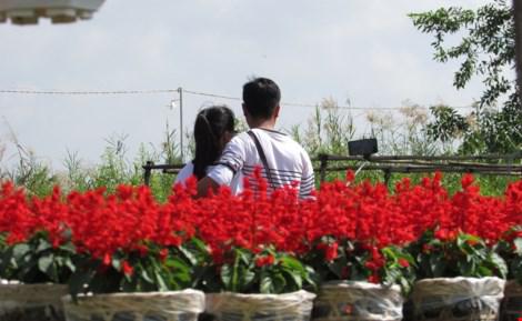 Đôi bạn trẻ "tự sướng" với điện thoại và gậy chụp ảnh. Ảnh: N.NAM