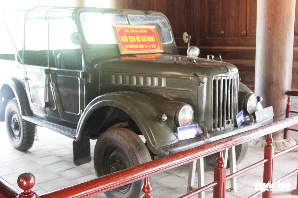 Xe đưa đón Chủ tịch Hồ Chí Minh về thăm quê ngày 16-6-1957 được trưng bày tại Khu di tích Kim Liên - Ảnh: DOÃN HÒA