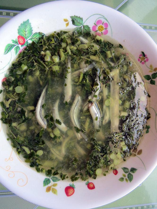 Tô canh cá cơm nấu rau giút - Ảnh: Minh Kỳ
