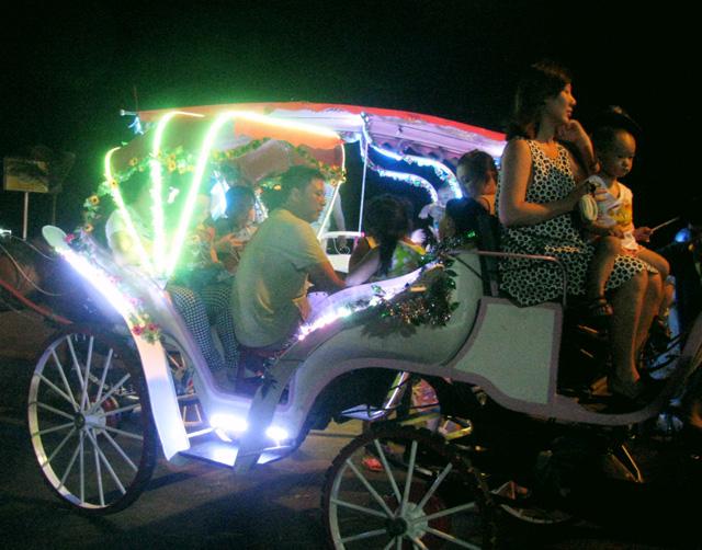 Những chiếc xe ngựa được mua từ Đà Lạt về trang trí đèn, hoa phục vụ du khách