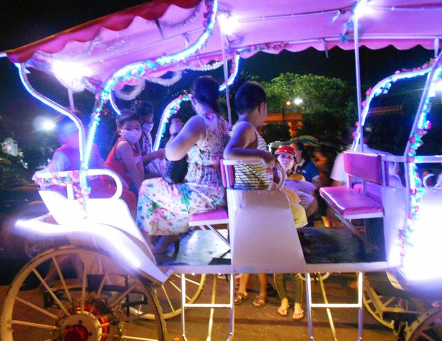 Người lớn và trẻ con đều thích thú với dịch vụ du lịch mới mẻ ở Quy Nhơn