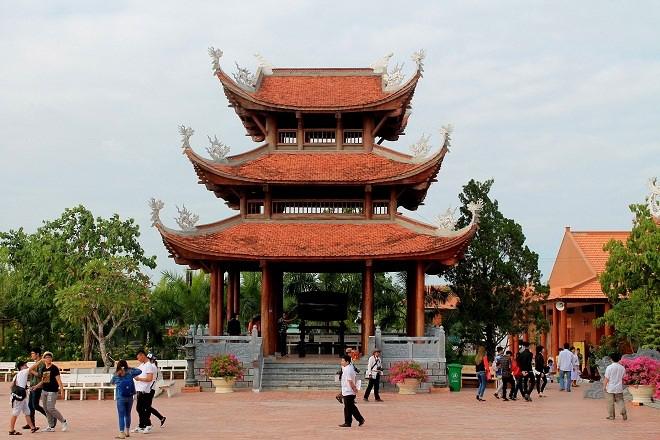 Khuôn viên Thiền viện được bài trí cân đối và hài hòa .