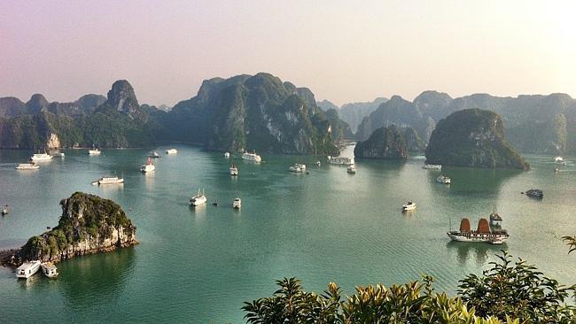 Vịnh Hạ Long được bình chọn là một trong những kỳ quan thiên nhiên mới của thế giới và là điểm đến được các du khách quốc tế yêu thích. Hiện nay, với dịch vụ du thuyền 5 sao, du khách có thể trải nghiệm Hạ Long theo cách tiện nghi và thoải mái nhất. Ảnh: Dailytelegraph
