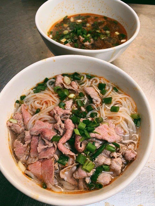 Tô bún bò tái luôn được kèm thêm chén riêu bò đặc trưng của quán  Vũ Linh