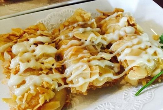 Chả giò hải sản hạnh nhân giữ độ nóng giòn rất dai nên đừng vội vàng khi ăn món này nhé. Lớp vỏ có những lát hạnh nhân bùi bùi, phần nhân bên trong vừa phải, được ướp gia vị vừa miệng nên khi chiên lên thì vừa ngon vừa giòn. Đừng quên chấm một ít sốt mayonnaise cho vị của món ăn thêm trọn vẹn nhé. (Ảnh: Internet)