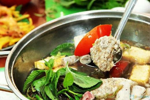 Lẩu cua đồng sôi sùng sục với sự góp mặt của đủ loại rau tươi ngon là một lựa chọn tuyệt vời cho buổi tối mát trời dạo quanh quận 7. Nước lẩu mang vị ngọt do thịt cua đồng tiết ra, sóng sánh cùng những miếng chả, rau thơm, rau sống… cả một góc đường Nguyễn Thị Thập trở nên đông vui nhờ món lẩu ngon lành này. (Ảnh: Internet)