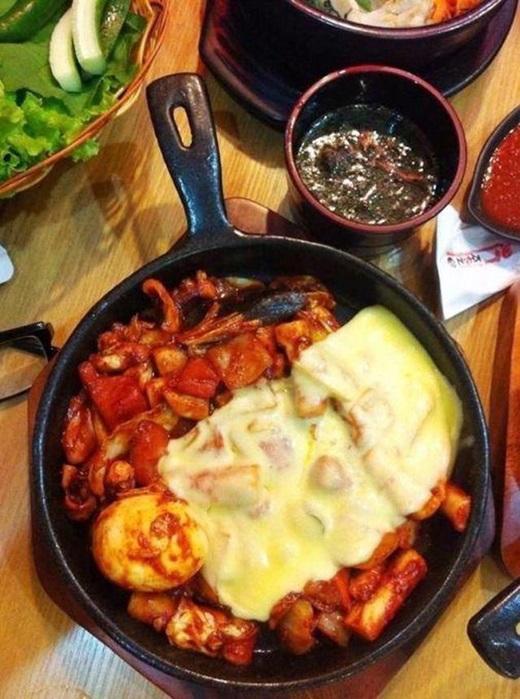 Topokki có lẽ không còn xa lạ với người Sài Gòn nữa nhưng một chút biến tấu với phô mai chắc chắn sẽ đưa món này “sốt xình xịch” trở lại. Từng chiếc bánh gạo trắng ngần, dẻo dẻo mà lại được một lớp phô mai béo, hơi chua bao quanh, xen lẫn vị mặn và cay của nước sốt, nay các tín đồ ăn uống Sài Gòn lại có thêm lí do để thêm yêu ẩm thực Hàn Quốc. (Ảnh: Internet)