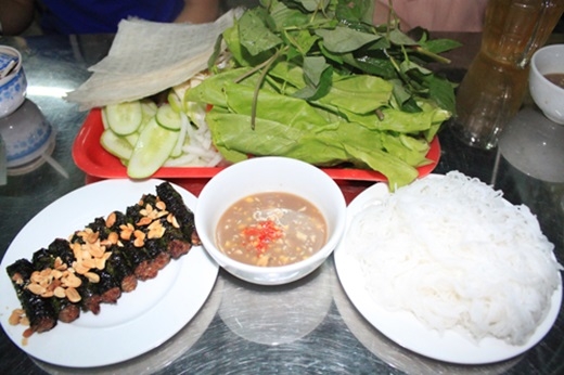 Không chỉ có đường Tôn Đức Thắng mới là “thánh địa” của bò lá lốt ở Sài Gòn, mà ngay ở quận “đại gia” cũng có món này với giá dễ chịu hơn. Cứ đi ngang đường số 2 là biết bao người lại nôn nao vì mùi thịt bò nướng bốc lên thơm không cưỡng nổi, âm thanh xì xèo của nước thịt bò chảy trên vỉ nướng, lá lốt chuyển sang màu đen bóng cực hấp dẫn. (Ảnh: Internet)