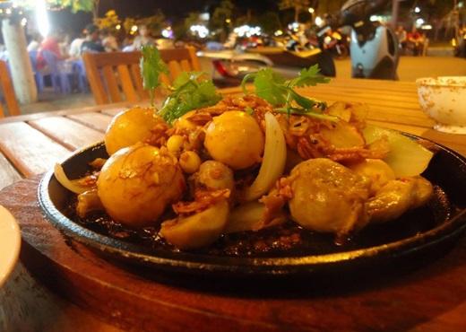 Là một trong các món mới gây sốt ở Sài Gòn trong mùa hè này, lòng gà trứng non trông cực kì ngon mắt với những quả trứng non tròn, vàng ươm và luôn nóng hổi. Thưởng thức vị ngon vừa béo vừa thơm của trứng cùng một ít hành tây thì còn gì bằng. (Ảnh: Internet)