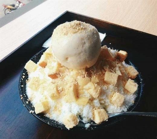 Một món ăn vặt không quá xa lạ với giới trẻ Sài thành. Bingsu ở quận 7 vẫn đầy ắp, ăn 2 – 3 người mới hết, đủ các hương vị thơm ngon nhưng giá cả lại dễ chịu hơn những cửa hàng ở quận 1 rất nhiều nhé. (Ảnh: Internet)