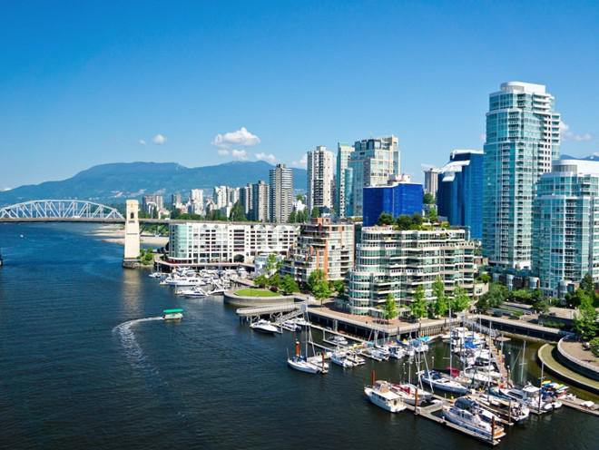 Là một thành phố trẻ với cộng đồng phong phú, Vancouver, Canada, có khu trung tâm nhộn nhịp, nhưng cũng không thiếu các khu hoạt động ngoài trời như công viên Stanley - nơi lý tưởng để đi bộ. Ngoài ra, du khách còn có thể tới thăm đảo Granville, nơi có nhiều khách sạn, nhà hàng, phòng tranh và chợ.