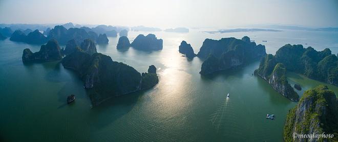 Hàng nghìn hòn đảo với hình thù khác nhau nằm giữa biển trời tạo nên vẻ đẹp kỳ vĩ độc đáo cho vịnh Hạ Long.