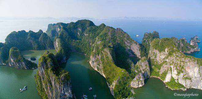 Thiên nhiên ban tặng cho vịnh Hạ Long vô số núi non, đảo và hang động đẹp. Những địa chỉ nổi tiếng có thể kể tới là đảo Ngọc Vừng, đảo Tuần Châu, hang Sửng Sốt, động Thiên Cung..