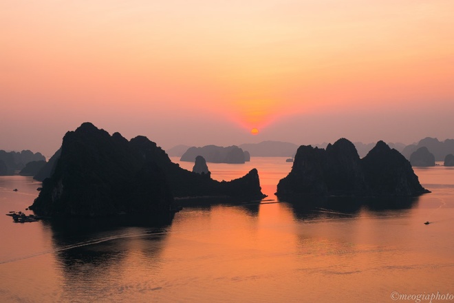Vịnh Hạ Long là một điểm du lịch nổi tiếng hàng đầu của Việt Nam, được UNESCO công nhận di sản thế giới về giá trị thẩm mỹ và giá trị địa chất địa mạo. Đoàn phim đã có mặt tại Hạ Long cách đây khoảng nửa năm và khảo sát nhiều ngày trên vịnh. Ngày 16/3, đạo diễn Jordan Vogt - Roberts kiểm tra lần cuối trước khi bấm máy vào ngày hôm sau.