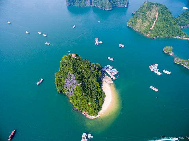 Đảo Ti Tốp, nơi có bãi tắm nổi tiếng với bãi cát trắng và làn nước xanh biếc luôn là điểm dừng chân được yêu thích của mọi du khách khi tham quan vịnh Hạ Long. Đảo nằm cách Bãi Cháy 14 km về phía đông.