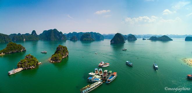 Đảo Ti Tốp nằm giữa nhiều hòn đảo nhỏ khác, tạo thành một quần thể sống động tuyệt đẹp, là nơi dừng chân của các tàu thuyền du lịch.