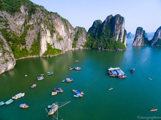 Khung cảnh biển trời bao la xanh ngắt một màu với những hòn đảo nhỏ trên biển xanh.