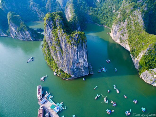 Ba Hang cũng là một điểm dừng chân yêu thích của du khách vì ngoài việc được đi thăm làng chài bạn còn có thể tự chèo thuyền kayak tham quan những hang động trên vịnh.