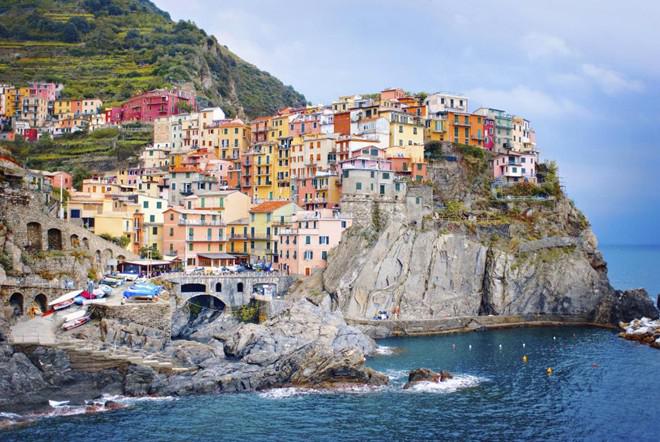 Làng Manarola, Cinque Terre, Italy: Ngôi làng trông giống như một hộp bút chì màu khổng lồ với những tòa nhà đầy màu sắc, sẽ là nền cảnh tuyệt đẹp cho những bức ảnh selfie để đời.