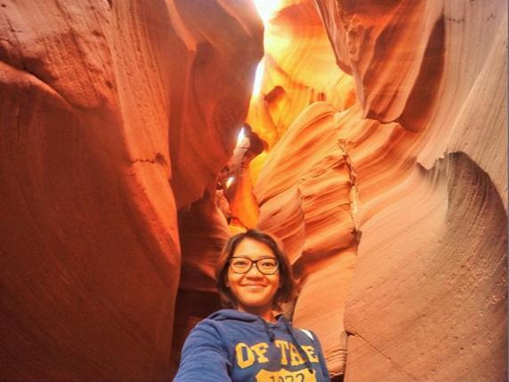 Antelope Canyon, Arizona: Hẻm núi nổi tiếng với ánh sáng mặt trời lọt xuống vào một số thời điểm nhất định trong ngày, rọi vào vân đá, khiến cảnh tượng trở nên lung linh.