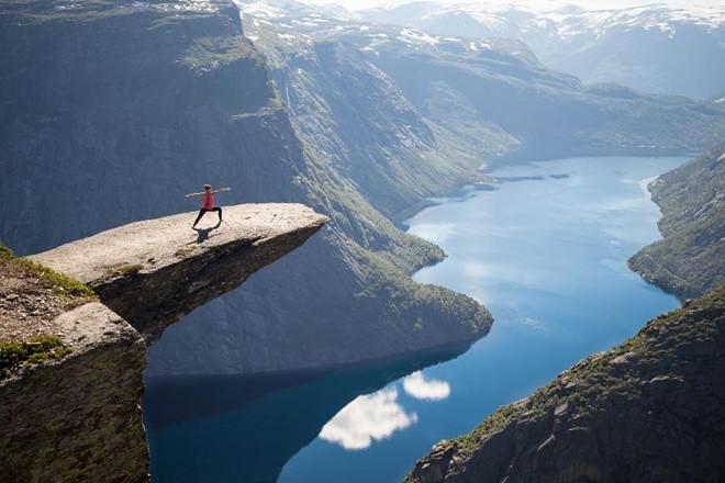 Trolltunga, Nauy: Không khí ở vùng Trolltunga rất trong lành, với vách đá cao 700m từ mặt hồ Ringedalsvatnet. Ảnh selfie ở đây chắc chắn sẽ rất hot trên Instagram.