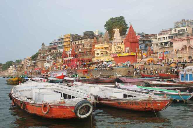 <strong>Thành phố thánh Varanasi, Ấn Độ: </strong> Đi thuyền rong ruổi trên sông Hằng ở thành phố Varanasi vào sáng sớm hoặc bình minh là cơ hội ngắm mọi cảnh đẹp, từ những người hành hương đến các buổi lễ hỏa thiêu của người đạo Hindu.