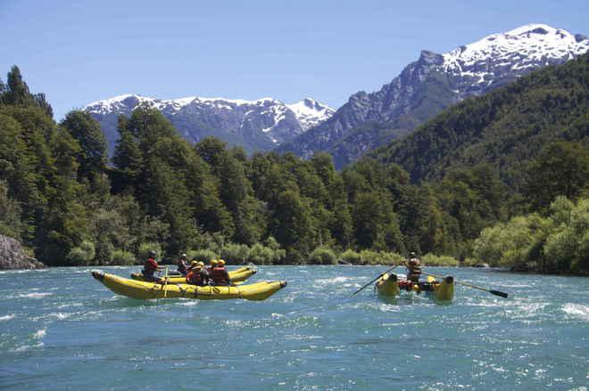 <strong>Sông Futaleufu, Chile: </strong> Những vùng nước xanh của sông băng ở Chile, một phần dòng sông Futaleufu là điểm trải nghiệm đi bè vượt ghềnh thác ngoạn mục trên thế giới. Vượt qua những hẻm núi của dãy Patagonian hay các điểm dành cho cắm trại trên đường đi, bạn còn có thể leo núi, đi bộ, cưỡi ngựa.