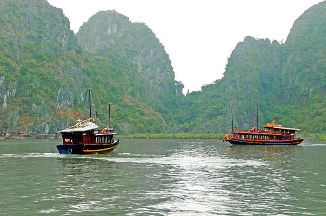 <strong>Vịnh Hạ Long, Việt Nam: </strong> Vịnh Hạ Long là một thắng cảnh đẹp ở Việt Nam, nơi có hàng nghìn núi đá vôi rải rác trên vùng nước màu xanh lục. Cách tốt nhất để khám phá các hang động và những ngôi làng chài ở đây là dành một đêm vi vu trên những chiếc thuyền buồm. Ngoài ra, trong hành trình, bạn cũng có thể tham gia các hoạt động như bơi lội hay chèo thuyền quanh đảo ngắm cảnh.